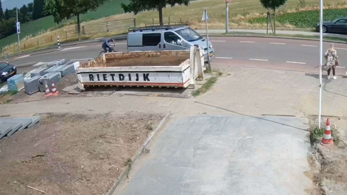 Fietser ziet busje over het hoofd en heeft duidelijk wat dakschade