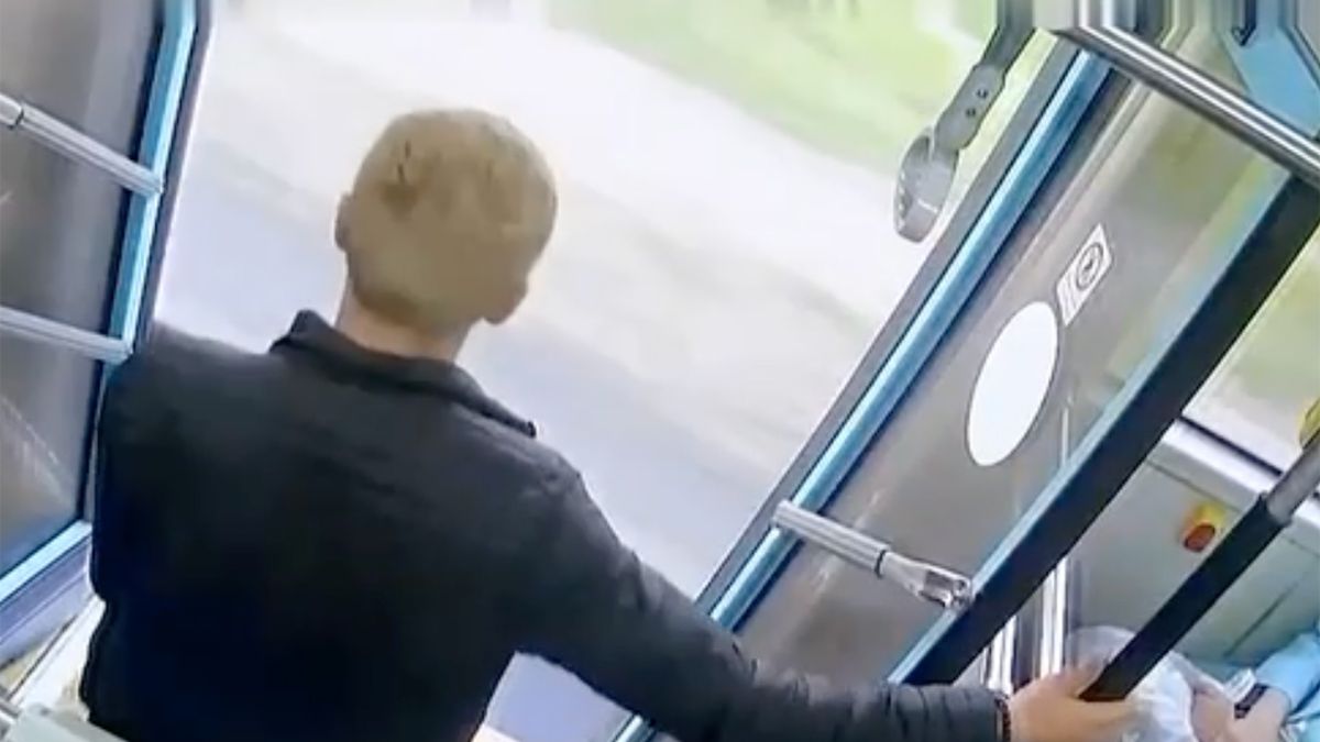 Het is verstandiger om uit de tram te stappen bij een halte