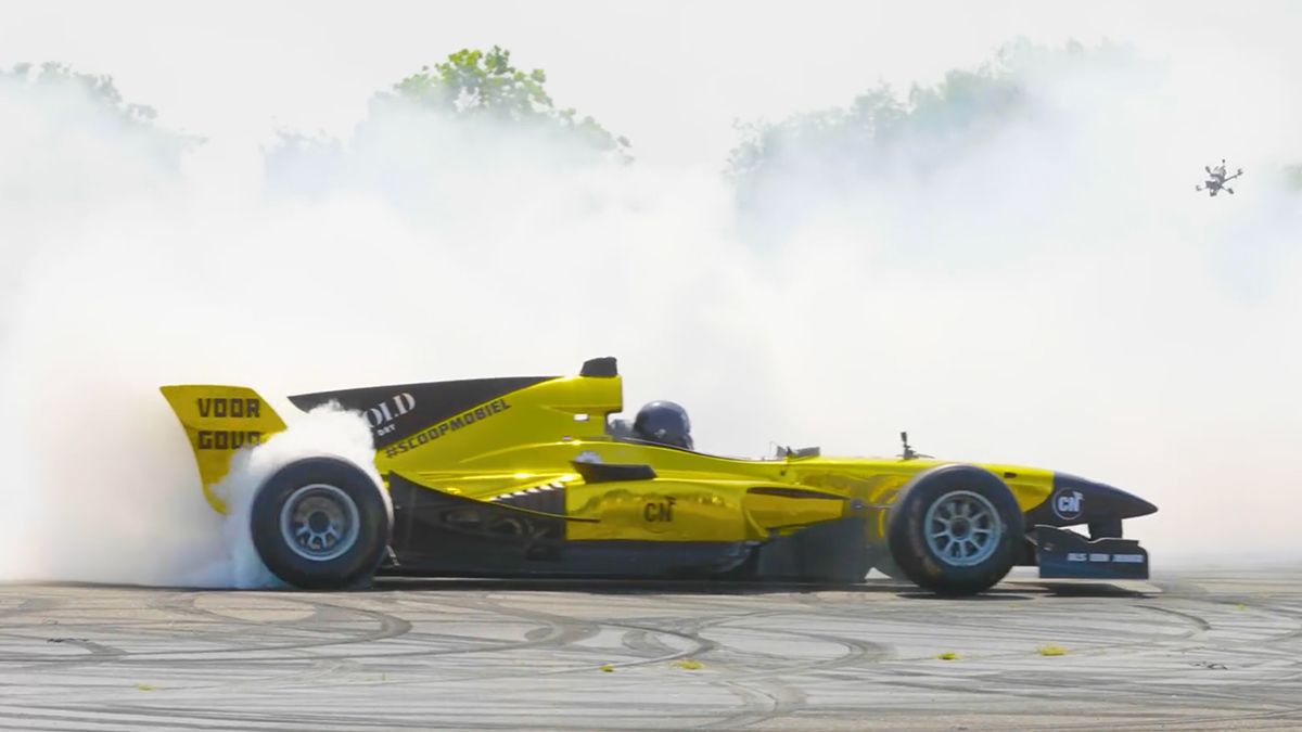Joel Beukers gaat voor goud in eigen Formule 1 auto op verlaten vliegveld
