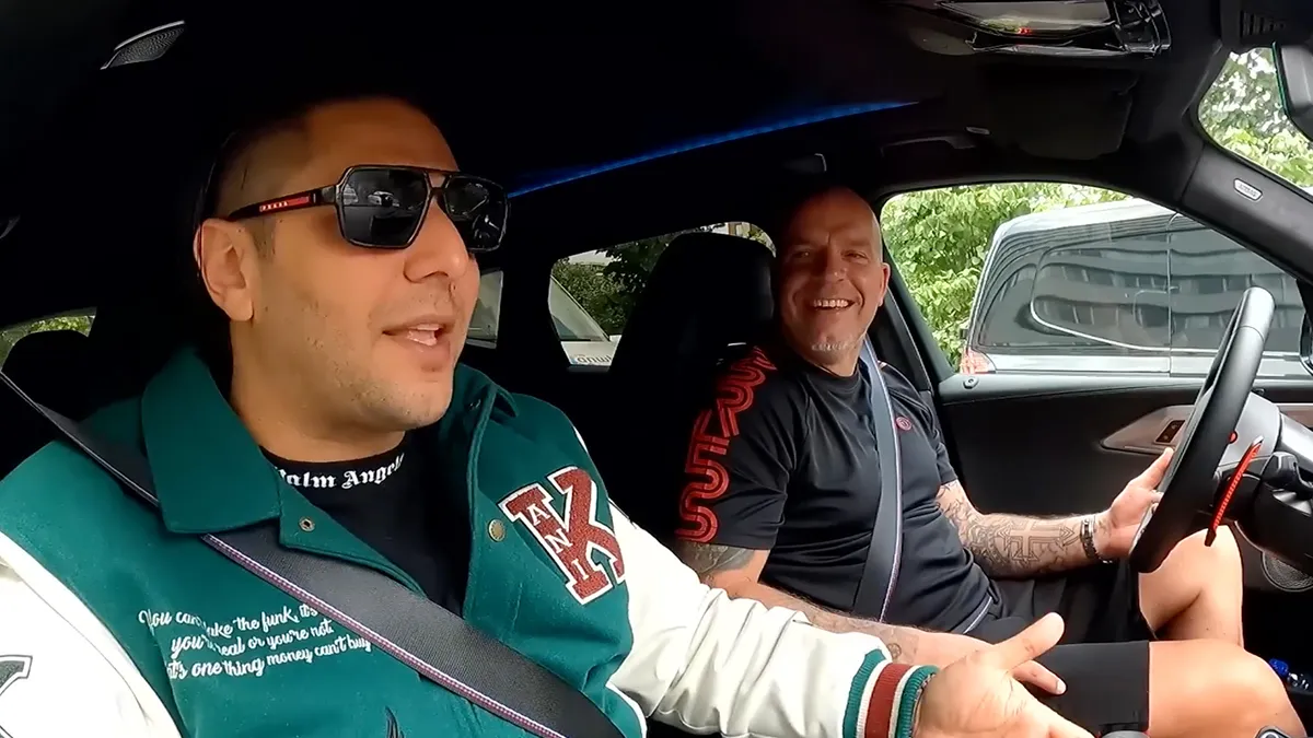 Outsiders rijdt een stukje mee bij Andy van der Meijde in de auto
