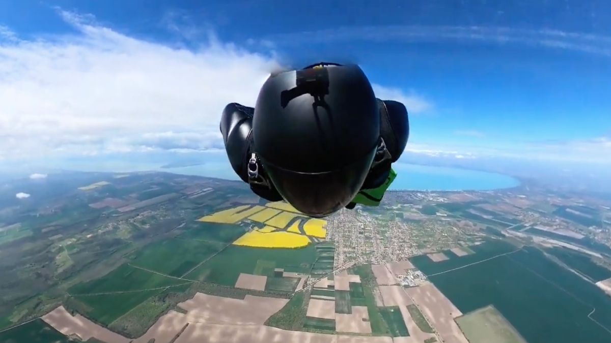 Parachutist moest back-up parachute inzetten tijdens sprong bij het Balatonmeer