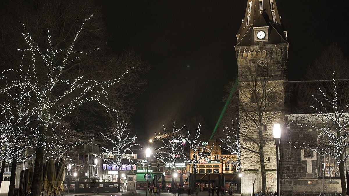 Beelden "opzettelijke" aanrijding in Enschede: "Wow er wordt er één katsdood gereden joh"