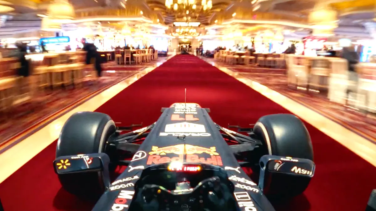 Formule 1 coureur Checo Perez rijdt rondje in een hotel in Las Vegas