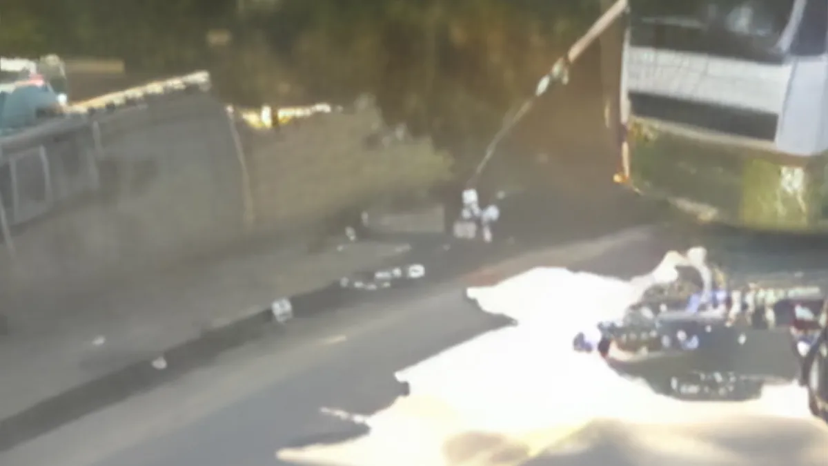 Motorrijder komt onder vrachtwagen, maar heeft echt zijn geluksdag