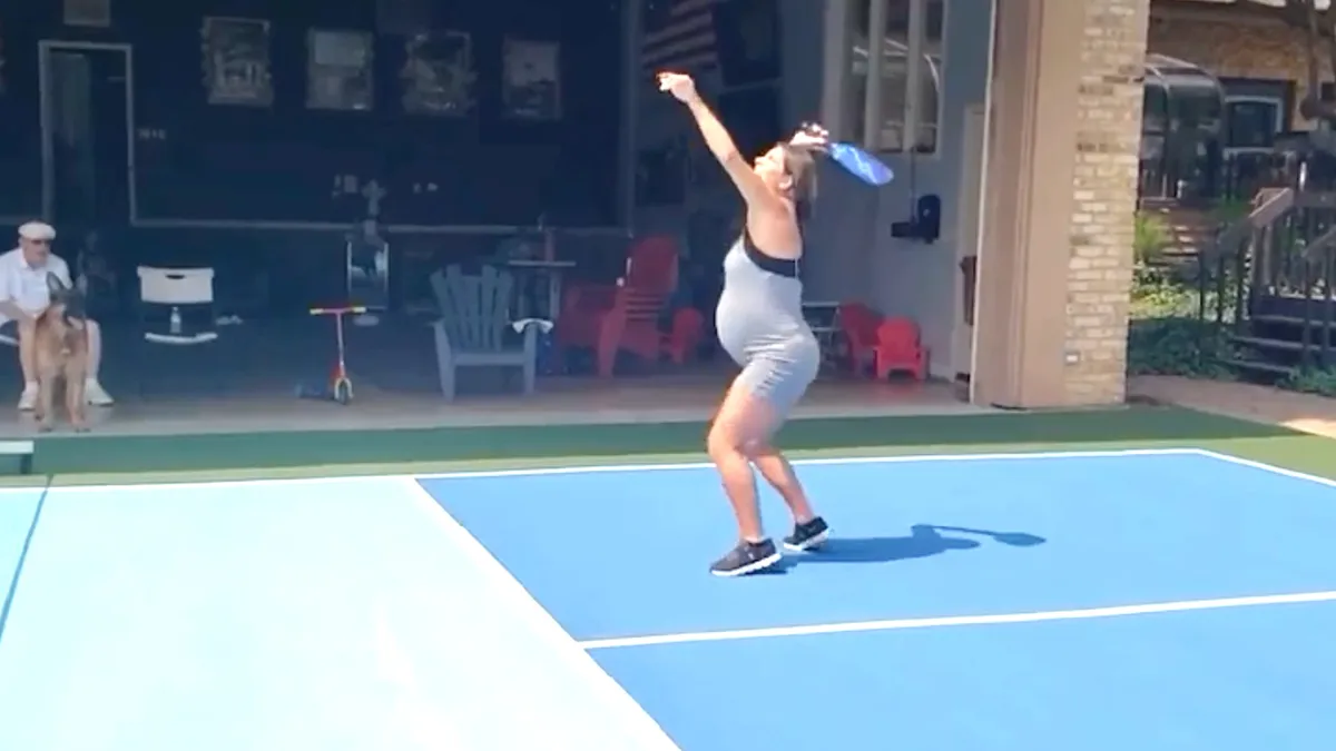Vliezen breken als zwangere vrouw een partijtje tennis speelt