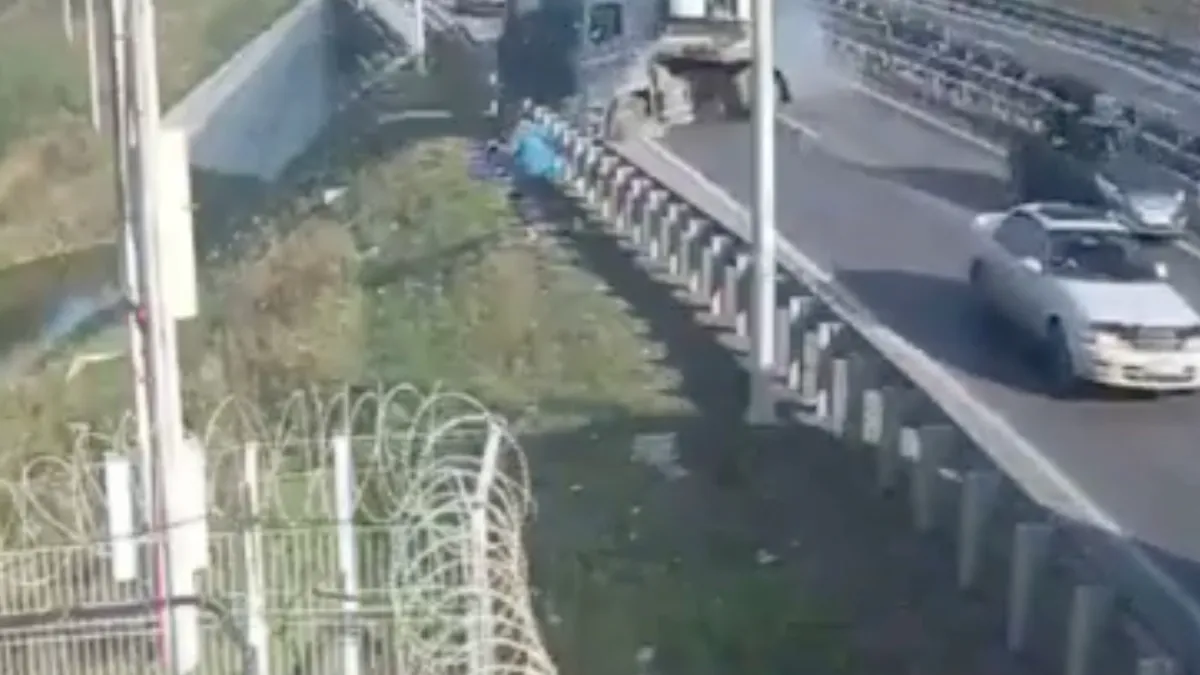 Knakker komt schrikbarend goed weg als vrachtwagen van de weg schiet