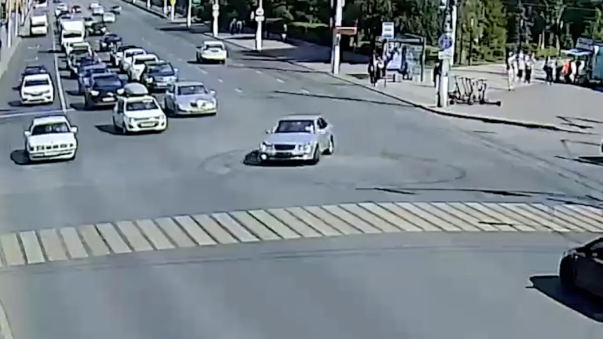 Donuts draaien in het verkeer kwam amateur stuntchauffeur toch nog duur te staan