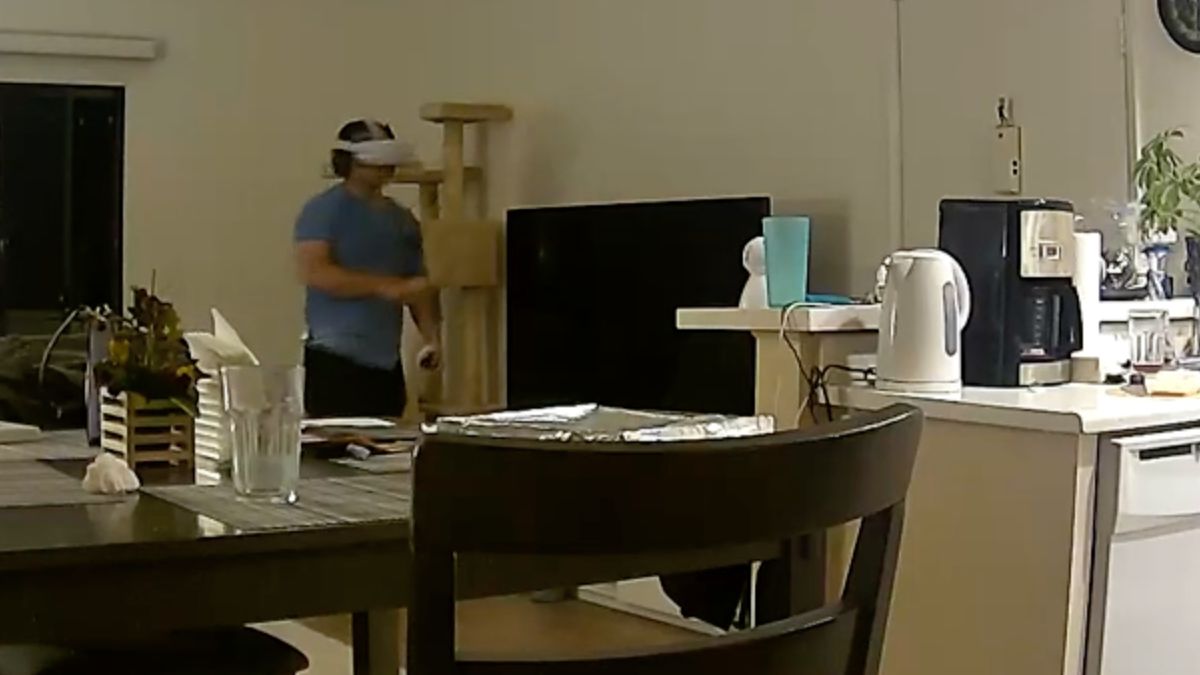 Gamer met VR-bril weet op keurige wijze televisie uit te schakelen