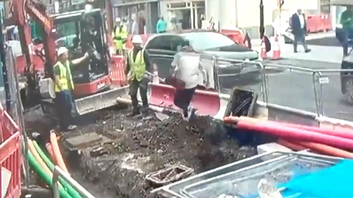 Bouwvakkers en passanten gaan met elkaar op de vuist