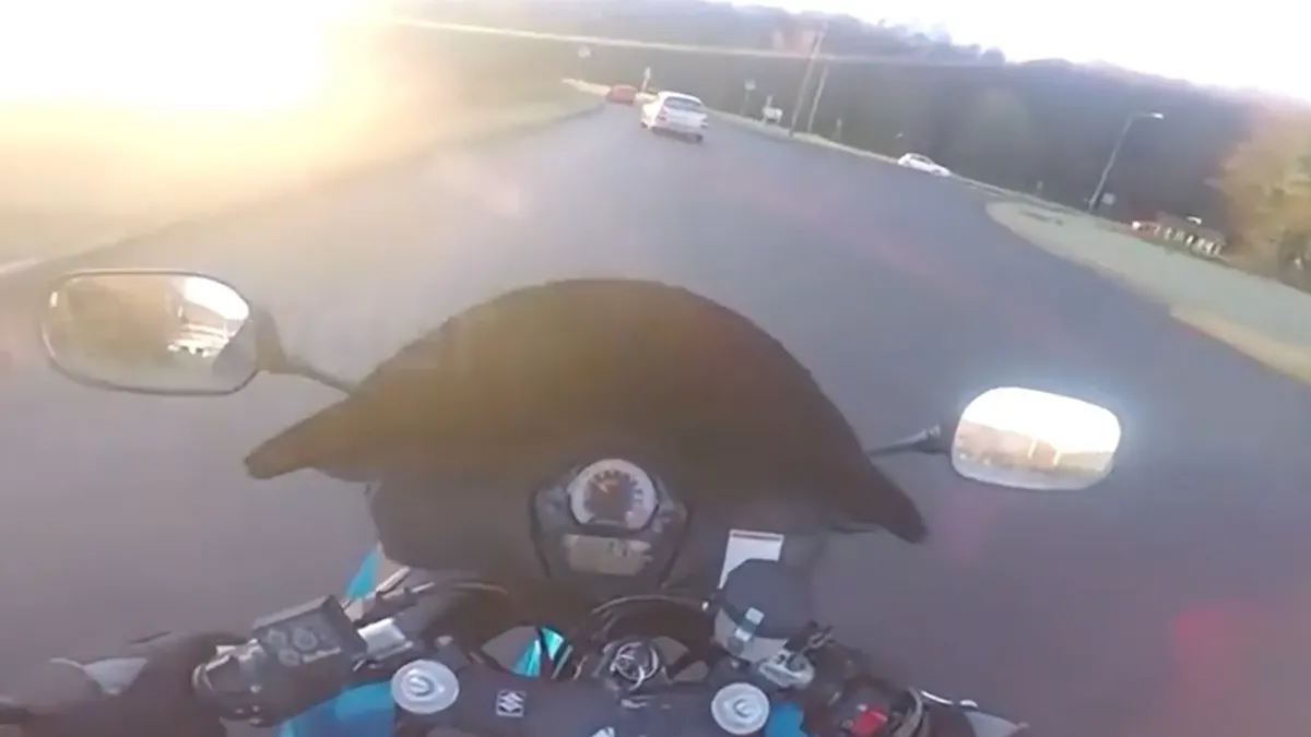 Motorrijder wordt verblind door de zon maar blijft doorgassen