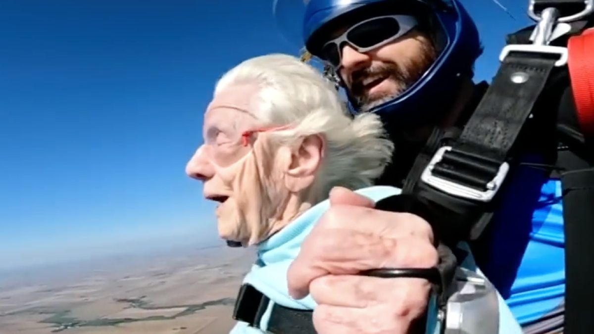 104-jarige Dorothy maakte nog even een parachutesprong