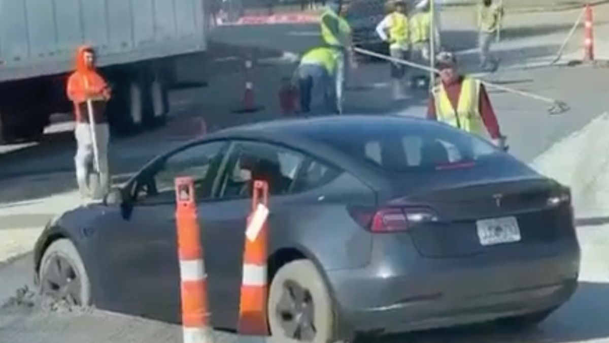 Tesla-rijder maakt geen vrienden bij de betonploeg