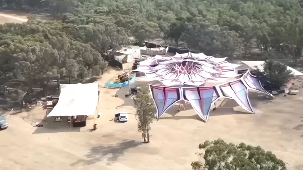 Drone maakt beelden hoe festivalterrein in Israel eruit ziet na aanval van Hamas