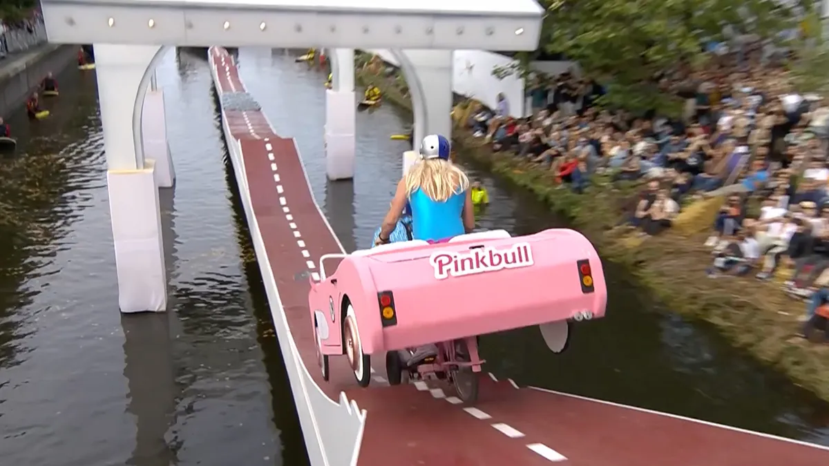 thumb vk red bull stalen ros is gewoon te land ter zee en in de lucht in den haag