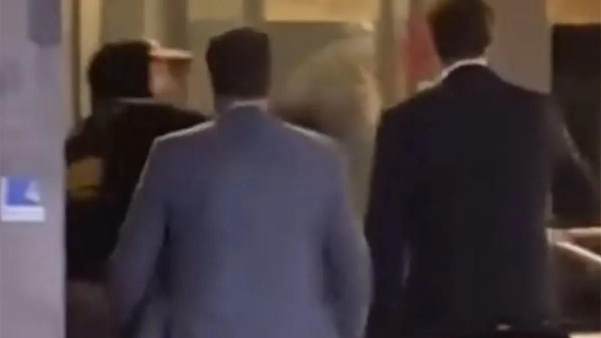 thumb vk thierry baudet keihard met paraplu op hoofd geslagen in belgie