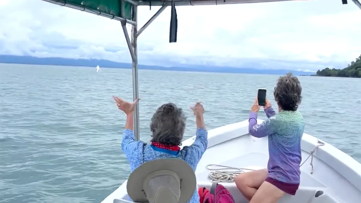 thumb vk toerist in extase tijdens kijken naar walvissen