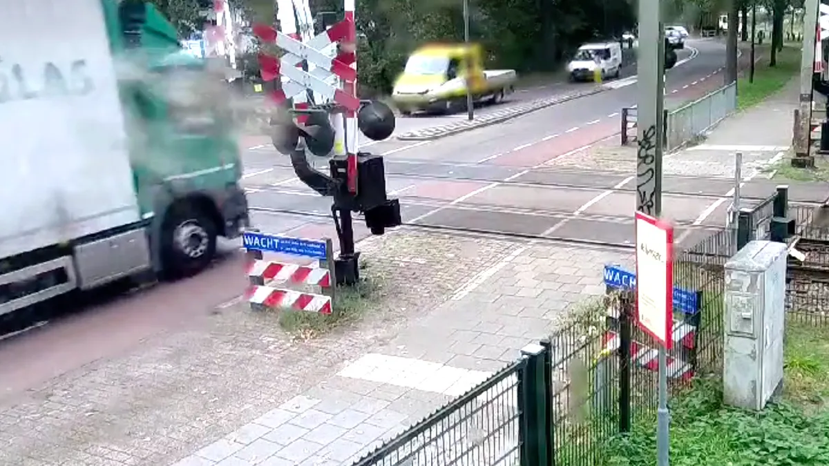 thumb vk vrachtwagen rijdt met uitgeklapte kraan tegen bovenleiding in vught