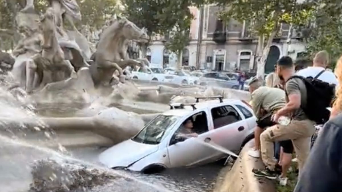 Dame parkeert haar Opel in een 119 jaar oude fontein