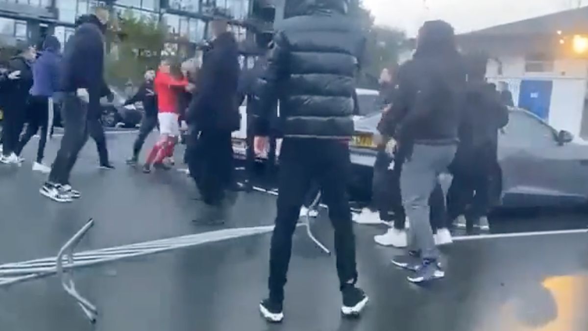 Gezelligheid op parkeerplaats na voetbalwedstrijd in Den Haag: Spelers en fans aan het knokken
