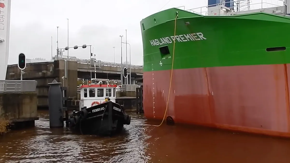 thumb vk kapitein van sleepboot denkt dat hij in de botsautos zit