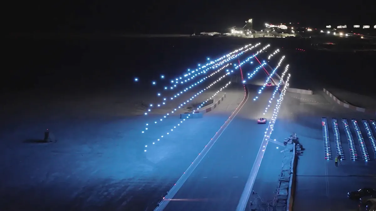 thumb vk lewis hamilton en george russell rijden door tunnel van drones in las vegas