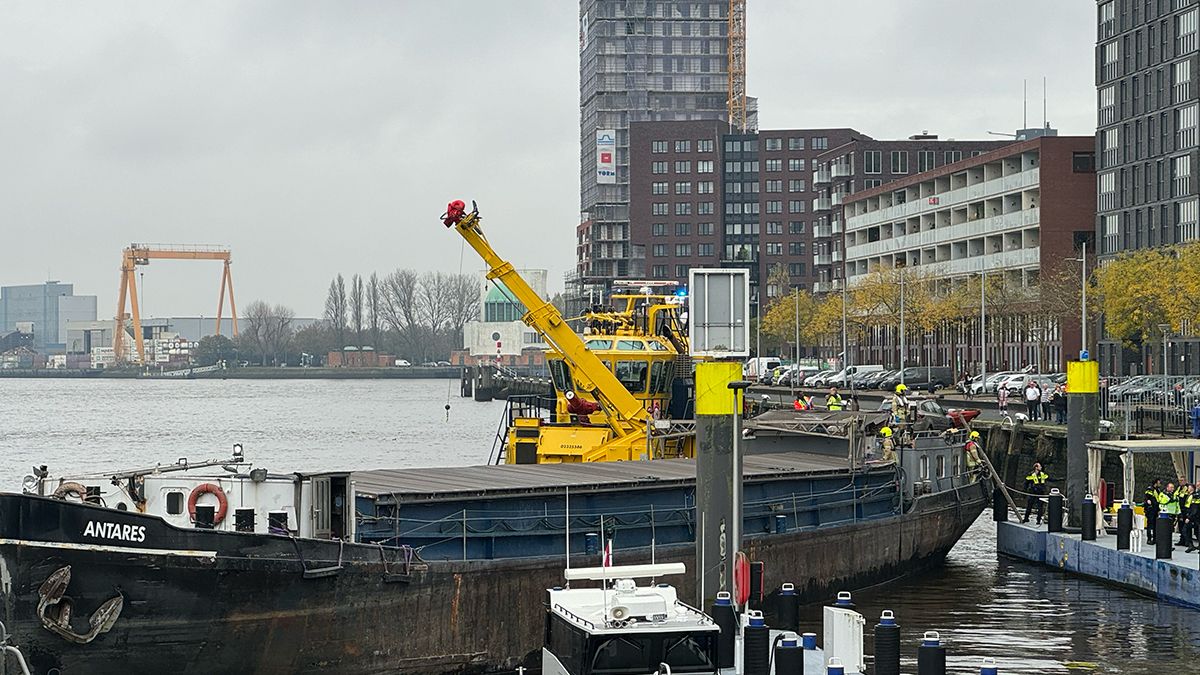 Lijkt erop dat binnenvaartschip op drift is geraakt in Rotterdam