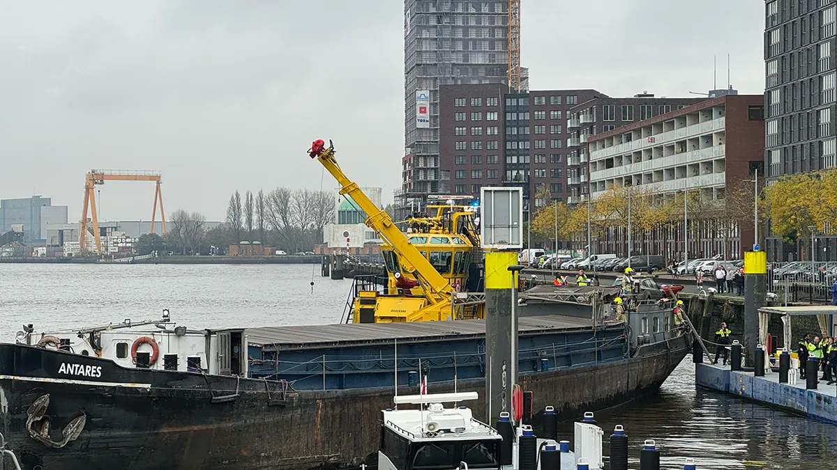 thumb vk lijkt erop dat binnenvaartschip op drift is geraakt in rotterdam