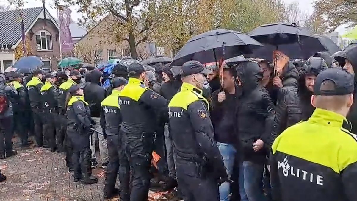 Ondertussen in De Lier: Politie grijpt in bij intocht Sint, KOZP bekogeld met eieren en vuurwerk