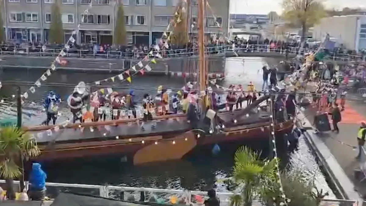 thumb vk stuurpiet moet nog flink oefenen want intocht met boot in zeewolde ging fout