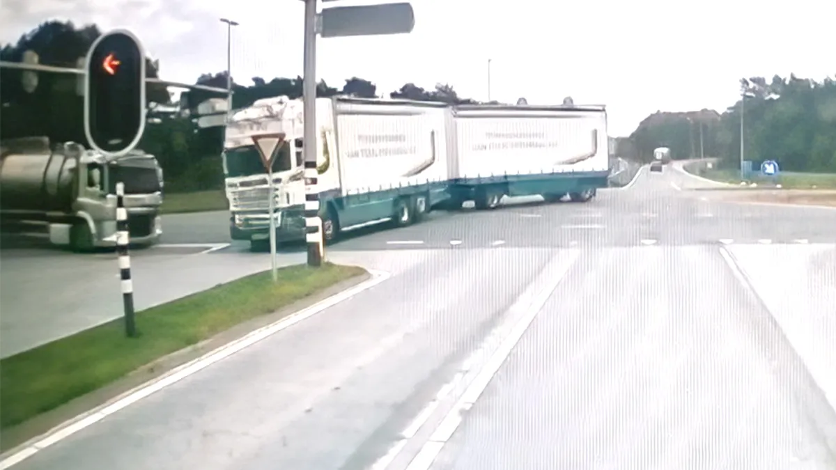 thumb vk vrachtwagens zorgen voor ravage in oss nadat ze elkaar een kusje hebben gegeven