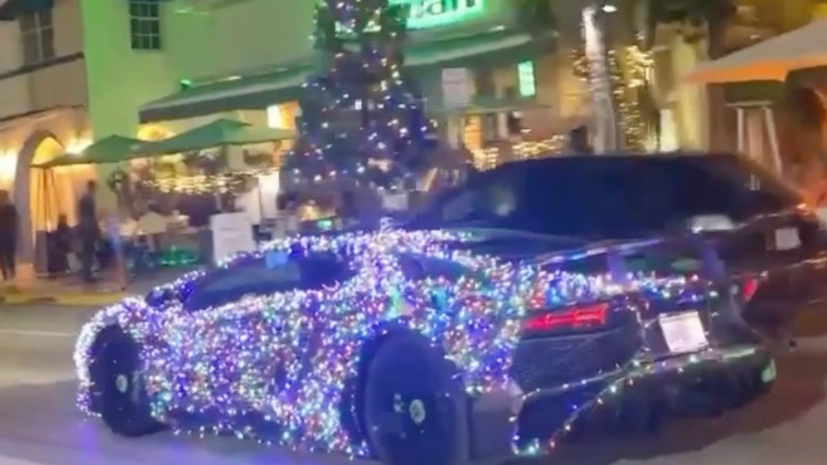 Opvallen in Miami met een glinsterende kerst Lamborghini