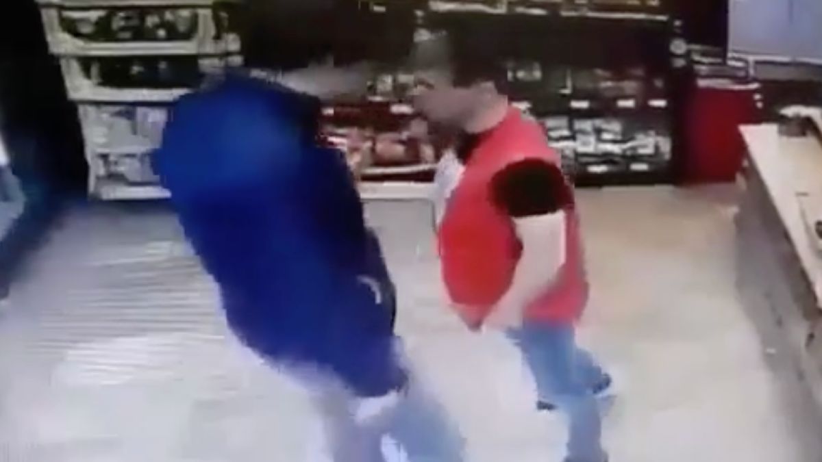 Kleine man neemt het op tegen grote kerel tijdens potje MMA in de supermarkt