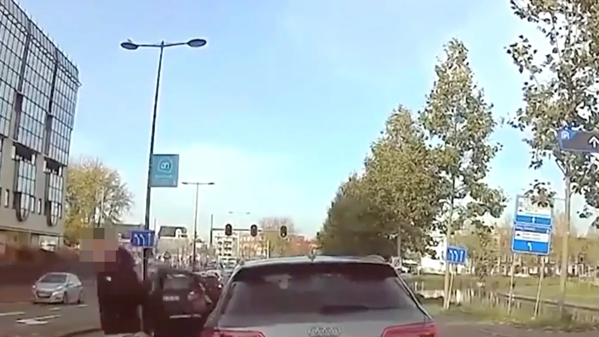 thumb vk automobilist in audi is boos maar dan moet je niet je handrem vergeten