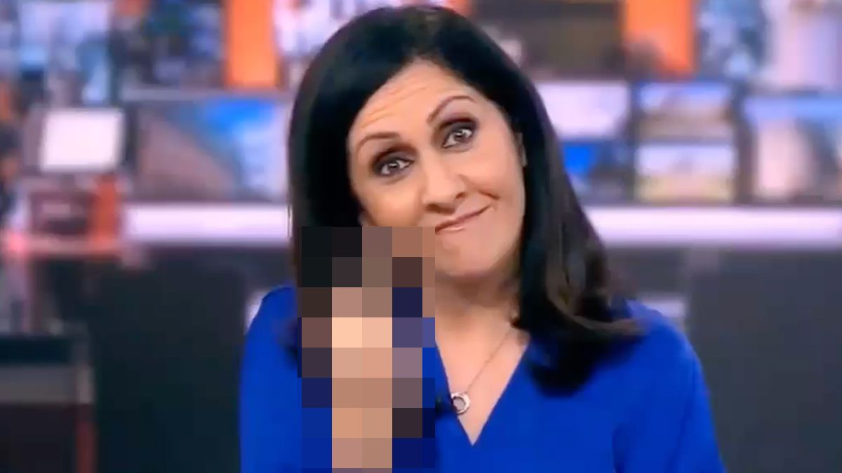 BBC-presentator Maryam Moshiri aan het dollen met collega's en steekt middelvinger op