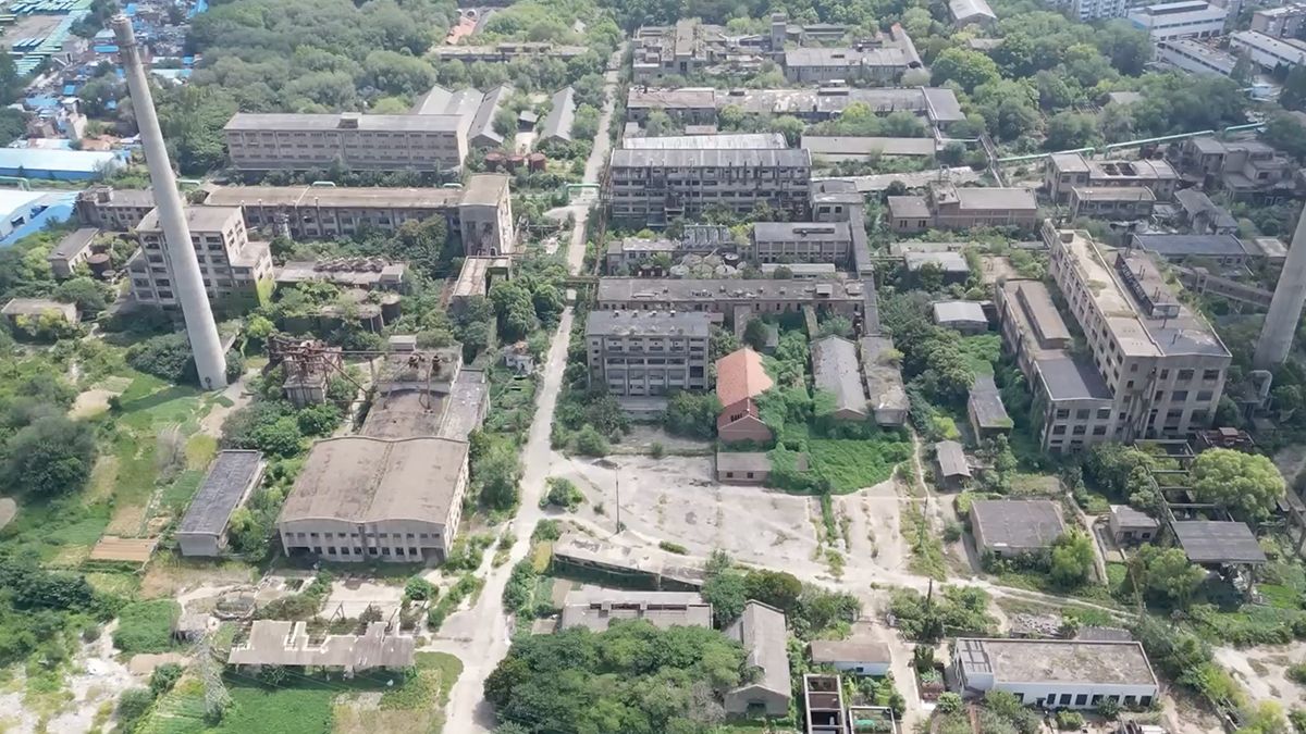 De tijd lijkt echt bevroren op gigantisch industrieel terrein van een verlaten papierfabriek