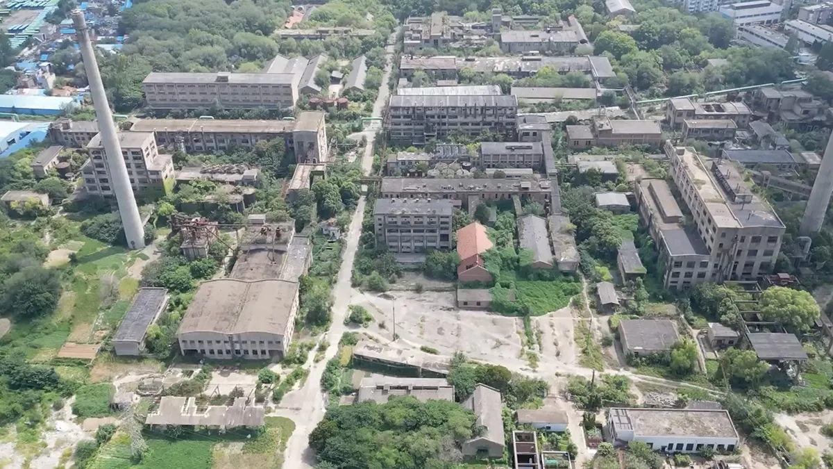 thumb vk de tijd lijkt echt bevroren op gigantisch industrieel terrein van een verlaten papierfabriek