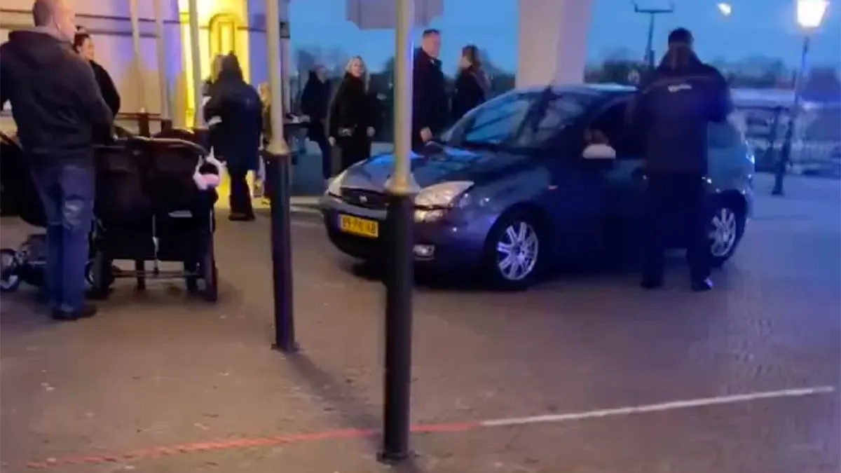 thumb vk doen eens gek man rijdt onder invloed van drugs entreegebouw van efteling binnen