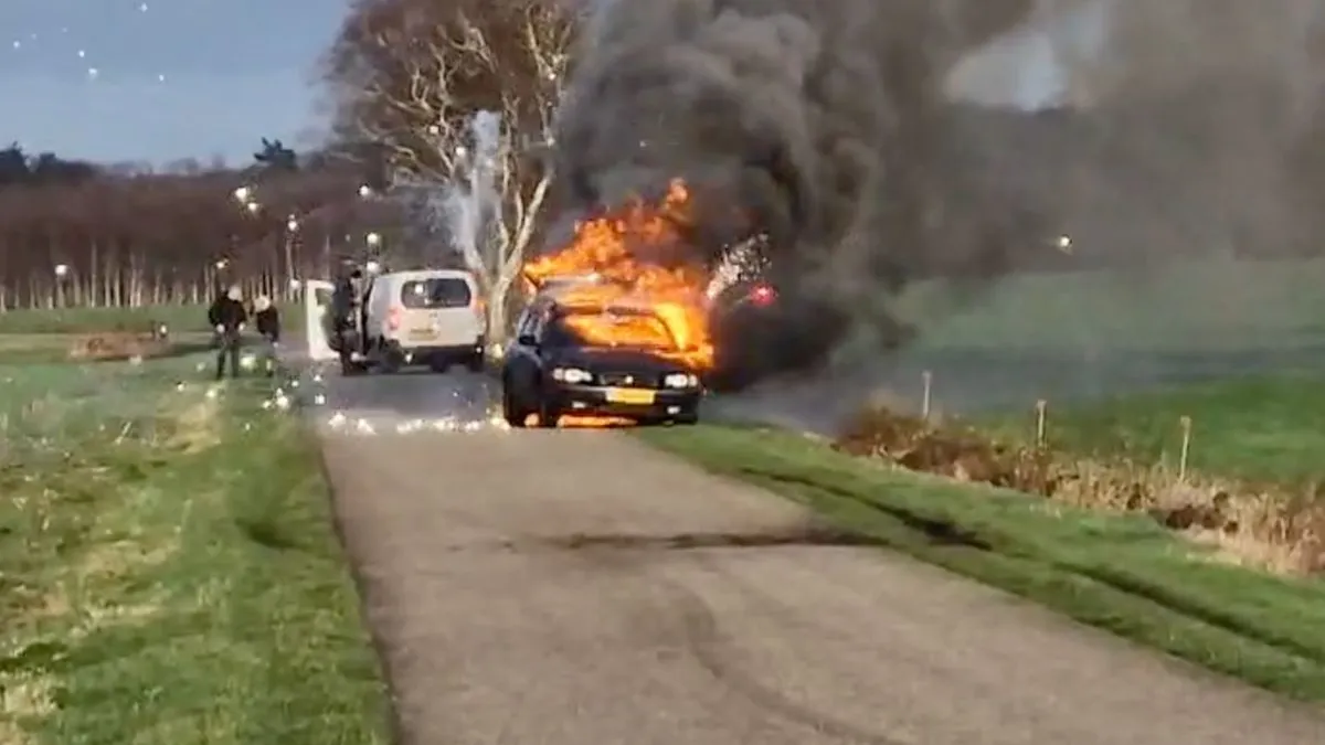 thumb vk gerben weet nu ook dat je niet kunt roken met vuurwerk in een auto
