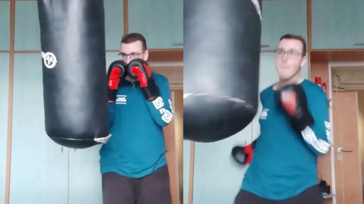 thumb vk jongeman moet nog veel oefenen want verliest van bokszak