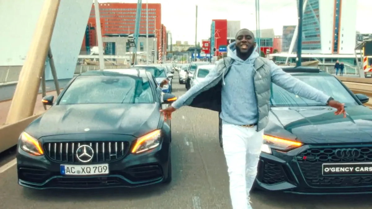 thumb vk kan gewoon franse rapper massomerta legt verkeer stil op rotterdamse erasmusbrug voor videoclip