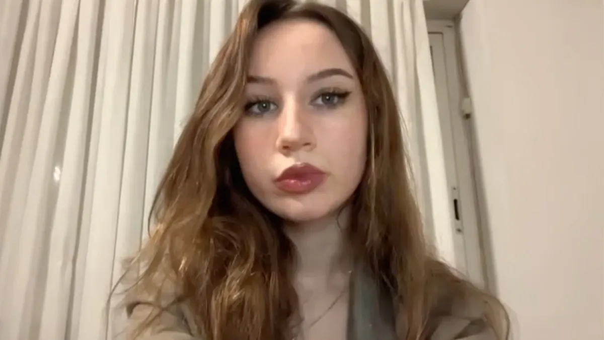 thumb vk kat hangt in de gordijnen tijdens presentatie spaanse dame
