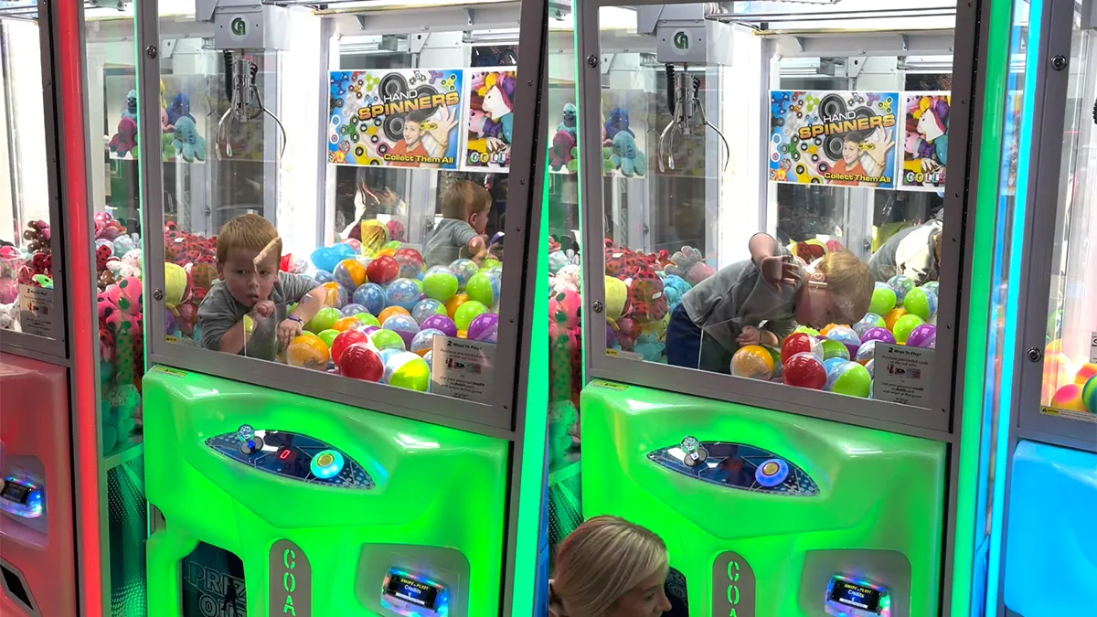 thumb vk kind denkt dat grijpmachine ballenbak is niet dus
