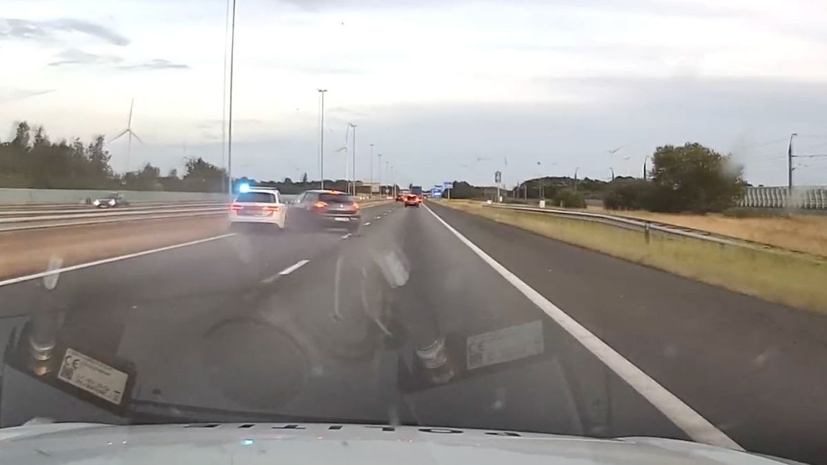 Mooi staaltje politiewerk: Politie ramt tijdens achtervolging auto van de A16