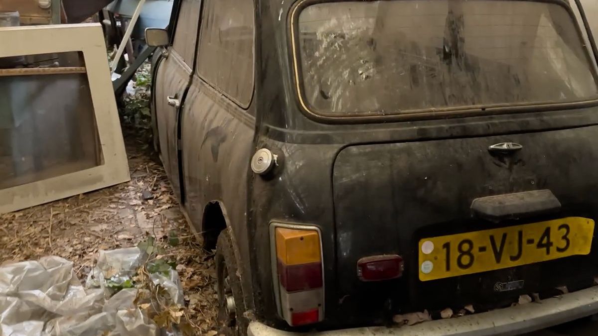 Urban Explorers vinden een verlaten loods vol auto's ergens in Nederland