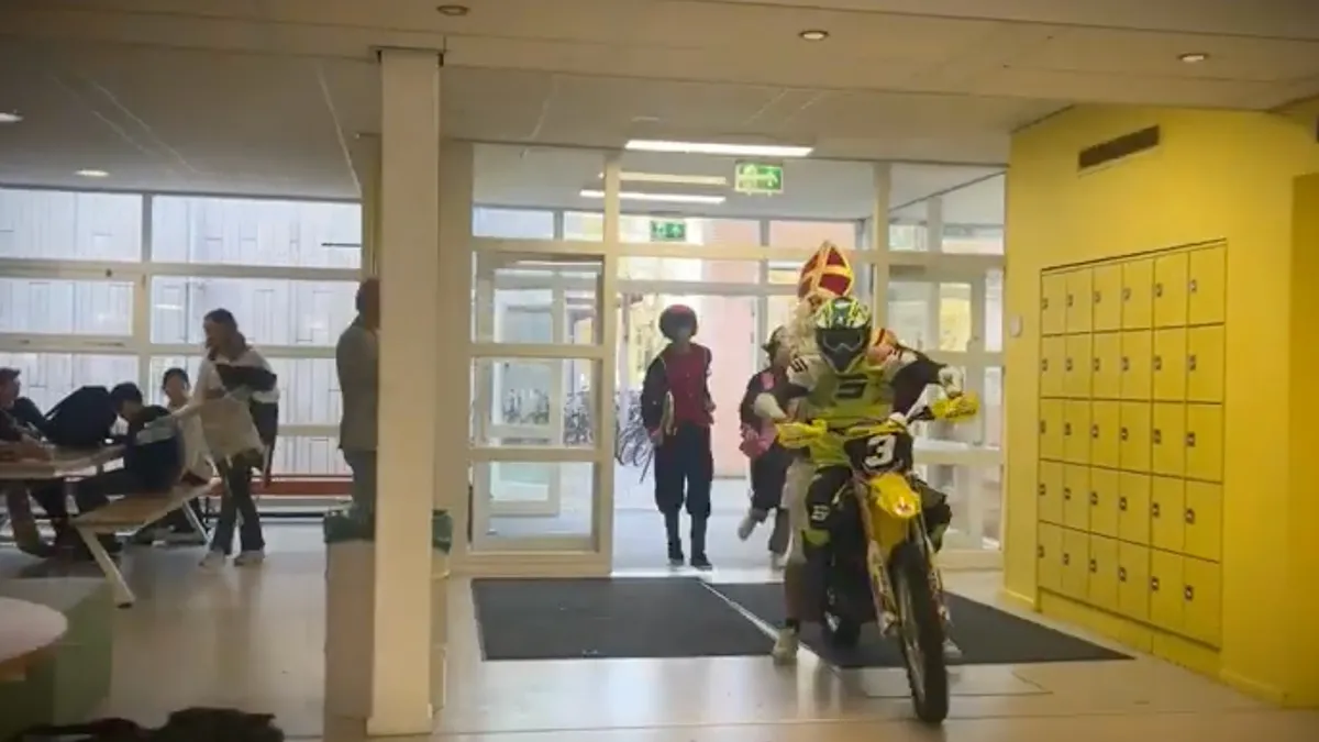 thumb vk sinterklaas neemt het op tegen de kerstman op het noordik lyceum in almelo