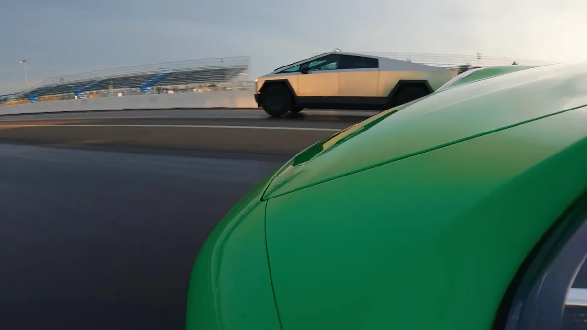 thumb vk tesla cybertruck met porsche op trailer wint sprint van porsche 911