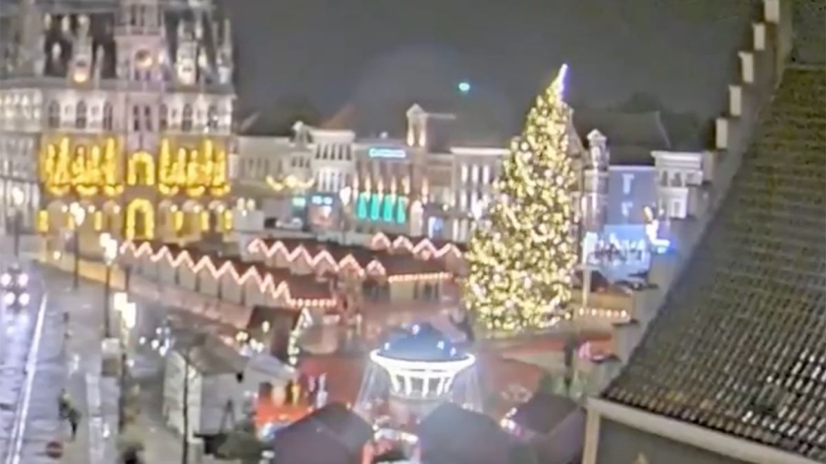 Webcam legt vast hoe kerstboom omvalt op kerstmarkt in Belgische Oudenaarde