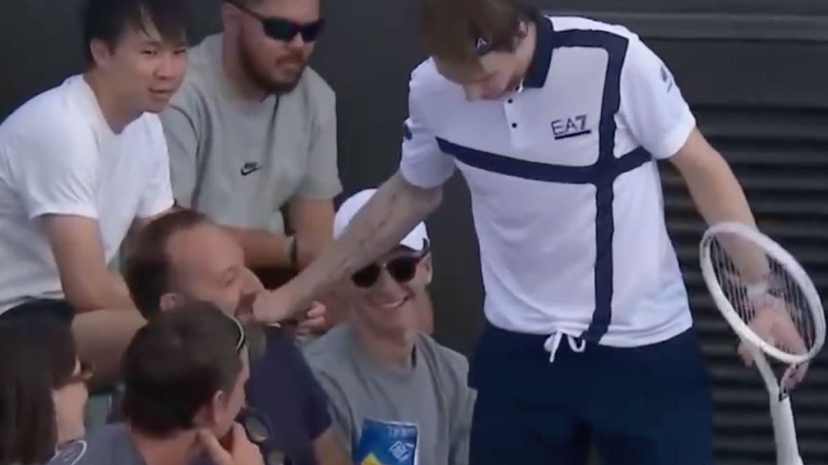 Tennisser Alexandr Boeblik belandt bij poging bal binnen te houden in publiek en pikt chips