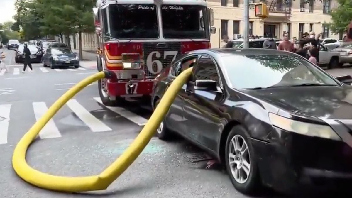 Brandweer in New York is niet zo moeilijk en heeft oplossing voor verkeerd geparkeerde auto