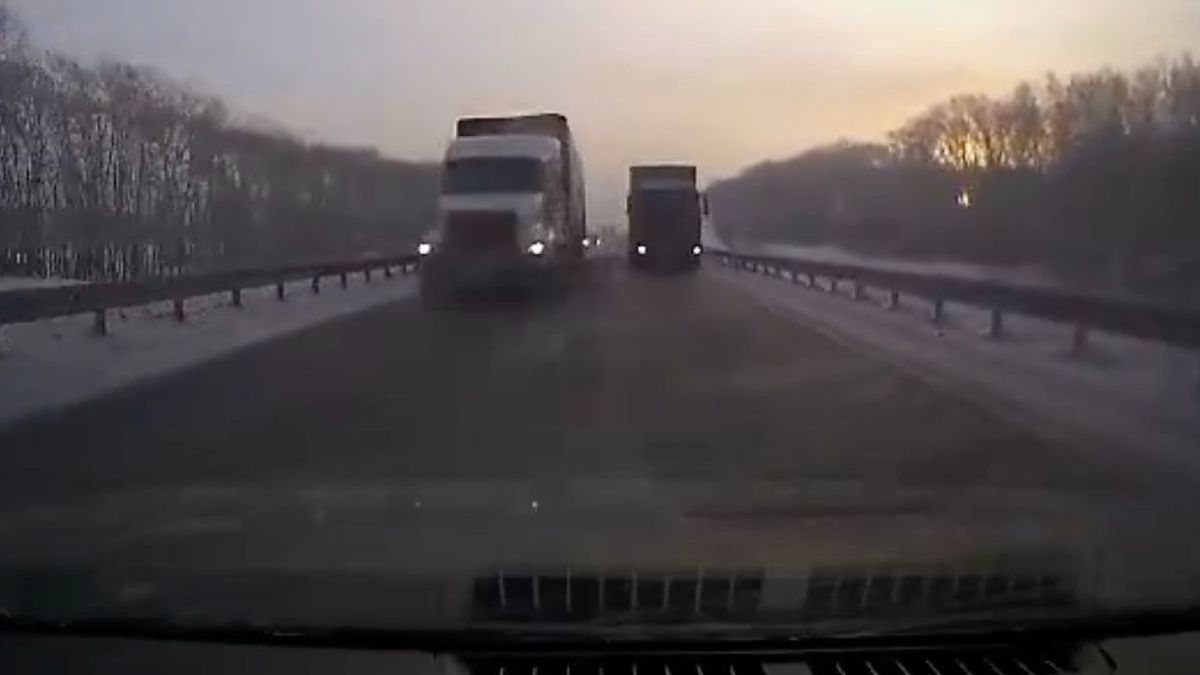 Tussen twee vrachtwagens door op Russische wijze